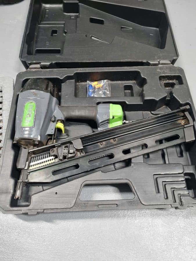 Tryckluftsdriven spikpistol för bygg & renovering