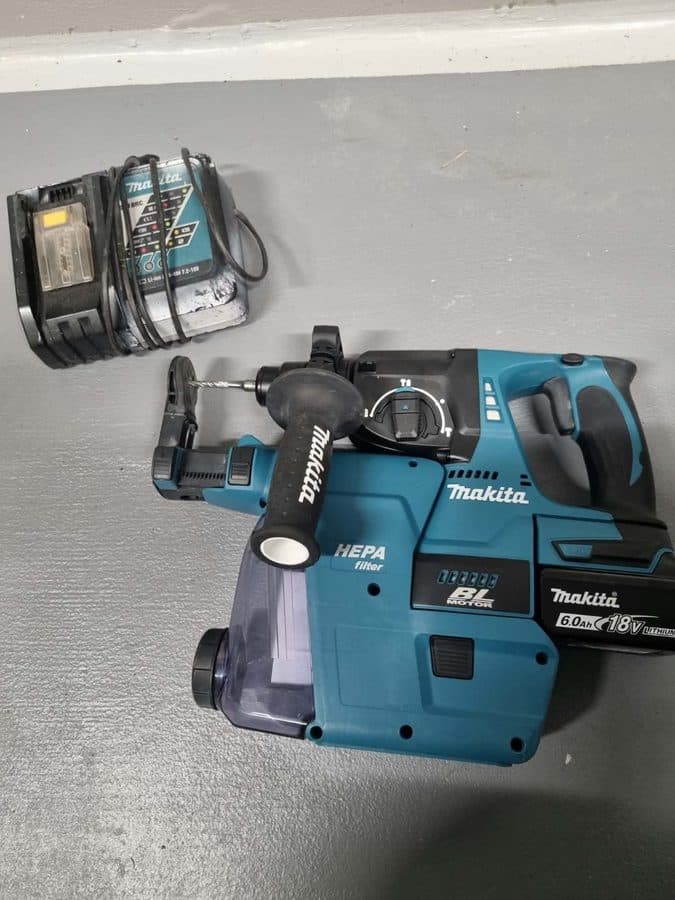 Makita 18V borrhammare med dammutsug