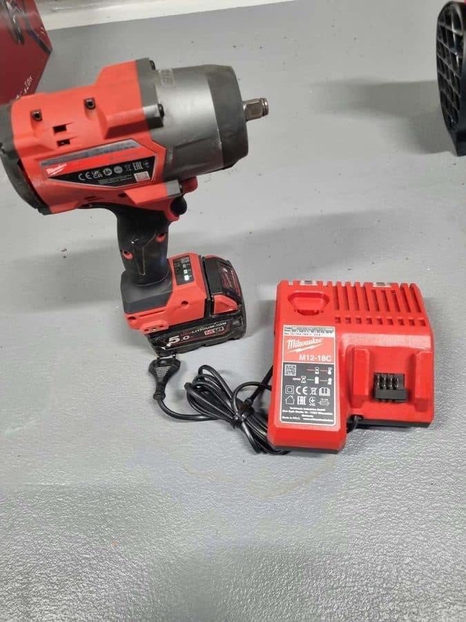Milwaukee M18 mutterdragare med batteri & laddare